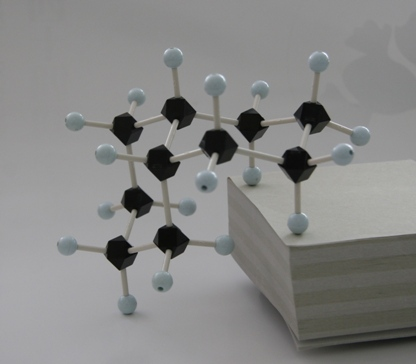 シスデカリン分子模型写真